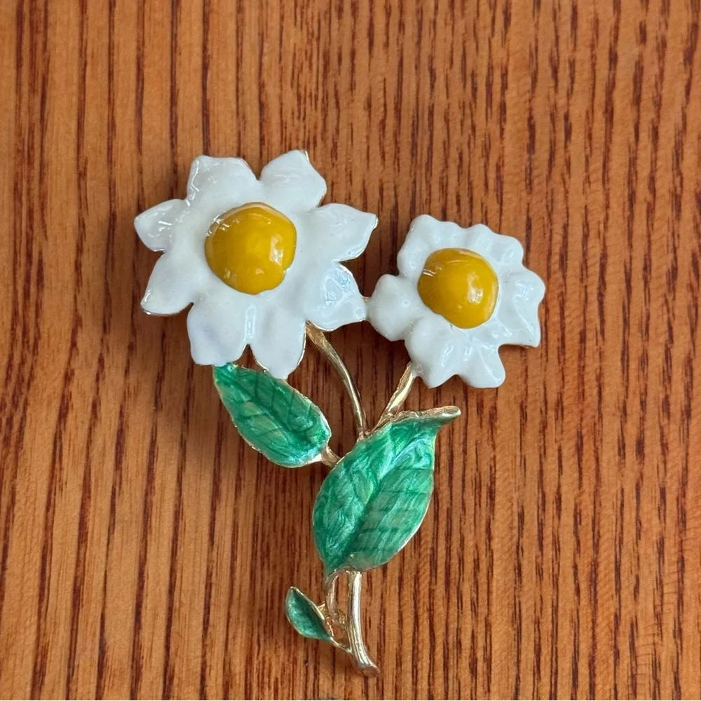 Vintage enamel painted daisy brooch pin gold tone white green yellow costume